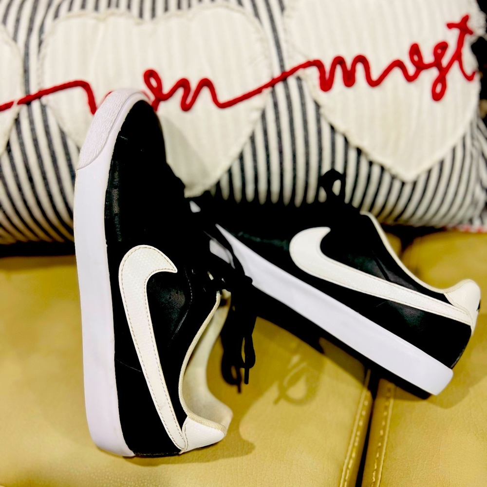 3/$10 SALE Nike Women’s Court Tour Skinny Leather